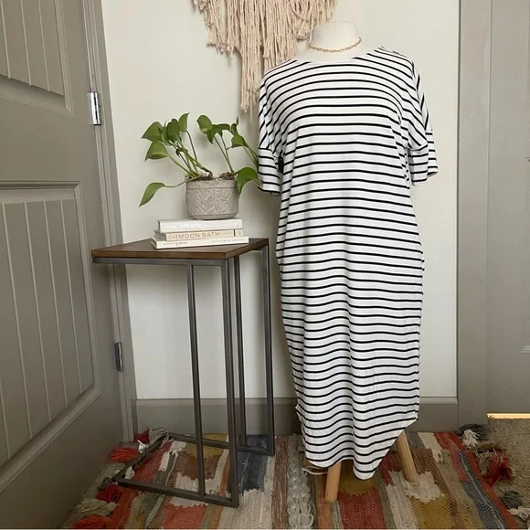 Midi Length Black and White Striped Tunic with pockets - Picture 3 of 10